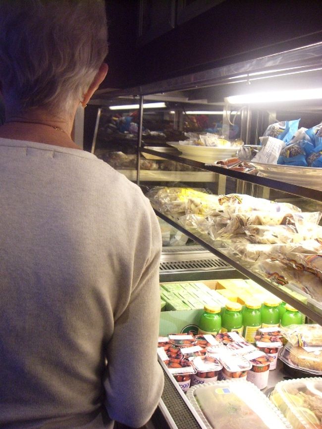 あ　出遅れたかな？<br /><br />お腹がペコペコ。<br /><br />ん？高いお金払ったのに食事は付いてないのか。<br />残念だなぁ。つまんない。<br />欲しいのを取ったり　注文したりする。<br /><br />