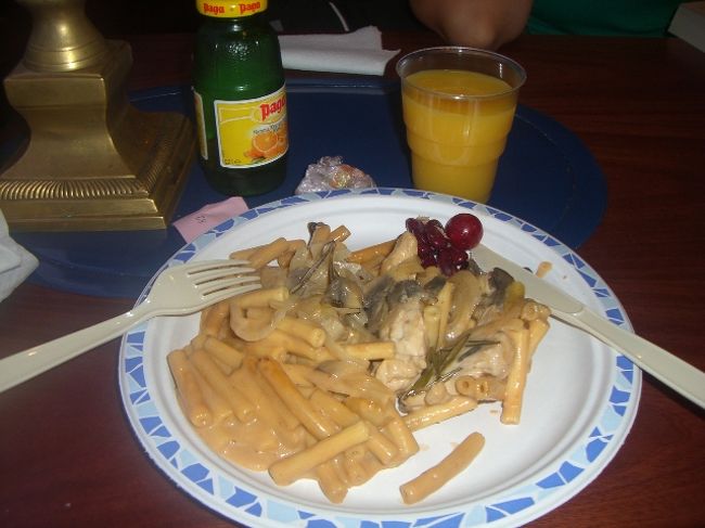 しくった！<br /><br />真剣に選んだつもりが・・・<br /><br />鳥の料理にした。<br /><br />美味しそうに見えますか？<br /><br />はい　そうです。そんなはずはありません。<br />ねちゃねちゃしていました。<br />オレンジジュースって美味しい。<br /><br />ふぅ。2000円無駄にした↓高いってホント！！