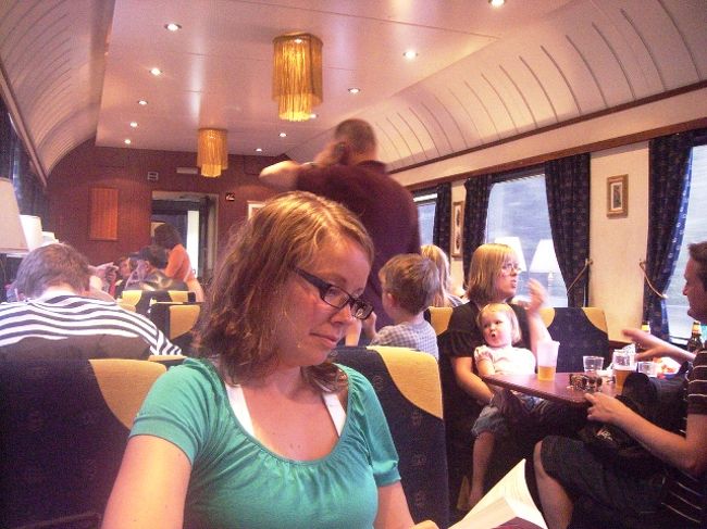 食堂車はこんな感じ。<br /><br />この人が相席をしてくれました。<br />笑顔で写真も撮ってくれました。<br /><br /><br />はぁ　お腹へったなぁ・・・・ぐぅ