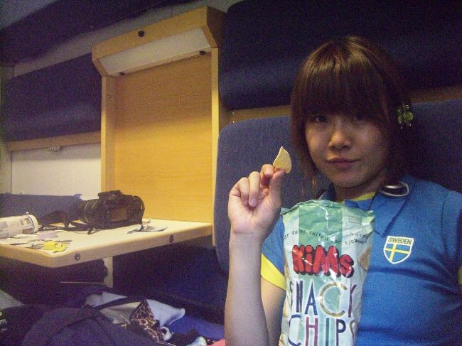 お菓子うまい（＞▽＜*）<br /><br />良かった〜〜さっき駅でお菓子買っておいて！<br />危うく餓死するところだった！<br /><br />おっと室内散らかってきてませんか？