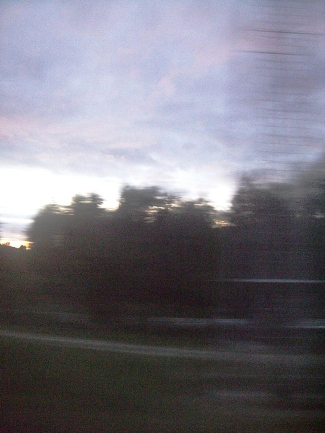 びゅんびゅん走ります。<br /><br />デジカメじゃ上手く撮れないや↓<br /><br />まだ北極圏に達しないため白夜にはならないんだなぁ。薄暗くなってきたよ。<br /><br />