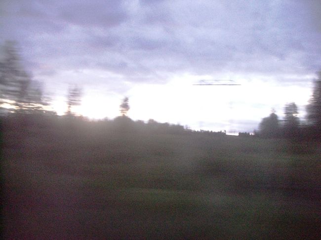 あれ〜〜？？？？<br />ちゃんと調べたはずなのにもぅ通過したっぽい（＞△＜）<br />北極圏に入るときアナウンスが入るらしく、ちゃんと朝起きて耳を澄ませてたのに・・・何度もアナウンスが流れてよく分からなかった。<br /><br />あーあ　北緯66度43分!北極圏の看板見たかったな（；＿；）グスン