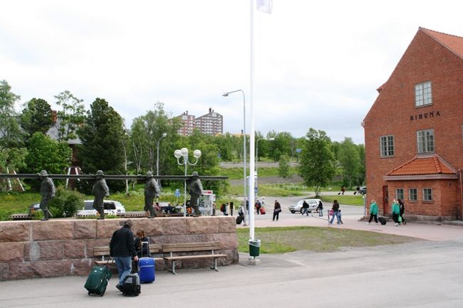 キールナの駅<br /><br />いかにも鉄工業の町らしいオブジェが目に入る。<br />可愛い。<br />