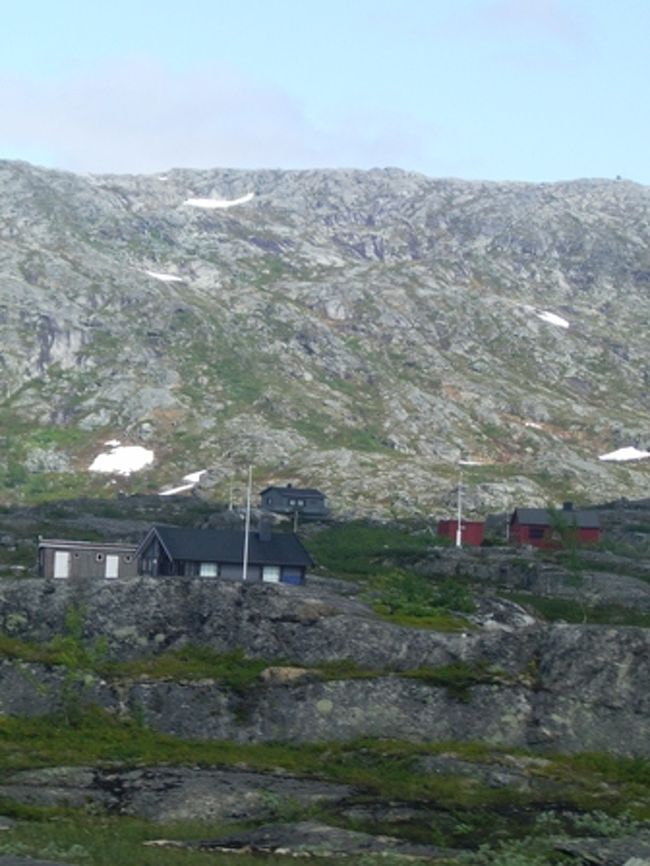 荒々しい岩山が連なります。