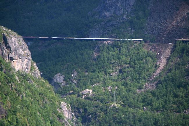 国境はトンネル内。<br />スウェーデン国旗（青＆黄）の色でペイントされたトンネルを最初に通り、次にノルウェー国旗（赤＆紺＆白）の色がペイントされたトンネルを通過すると、国境越えだ！<br /><br />＊この写真とは関係ありません。<br />