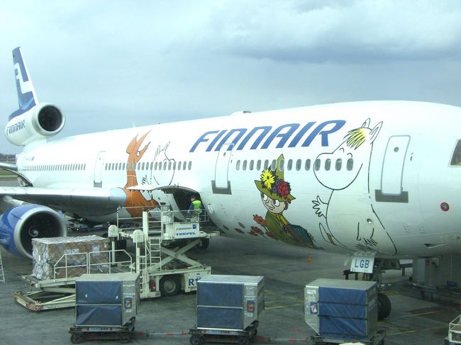 これまではスキポールを中継してヨーロッパ各地へ行くことが多かったのに、当のアムステルダムを訪れる段になって直行じゃないなんて！？少々がっかりはしましたが、「初のフィンエアー、初のヘルシンキ空港（初の北欧）じゃないか！」と気を取り直してムーミン号に搭乗。機材は古めで、楽しみにしていたパーソナルテレビもありませんでしたが、エコノミーの座席も心持ち広めで快適に過ごせました。<br />