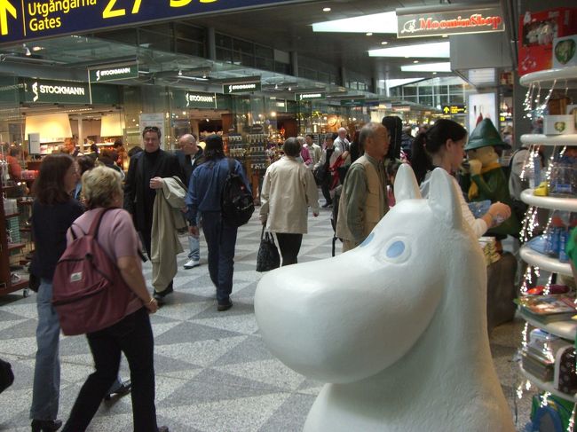 空港でもムーミンがお出迎え。どの国の空港を訪れても、ご当地ならではの顔、顔、顔に当然のことながら出くわし、退屈しない。ムーミンに登場するキャラや、カウリスマキの映画で見かけたような顔立ちが、ここそこに歩いています。<br /><br />空港のショップでは北欧らしいスッキリとしたデザインの雑貨がたくさん並んでいて、乗り継ぎ客たちの目を楽しませてくれました。<br />