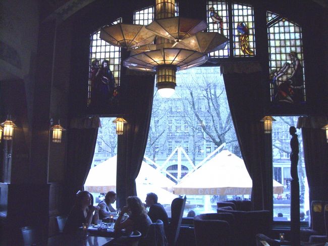 アムステルダムのホテルにチェックイン後、軽く晩御飯を食べようと、カフェ・アメリカン（アメリカンホテル）にタクシーで繰り出しました。<br /><br />アールヌーボー調の時代がかった店のインテリアとジャズトリオのＢＧＭに長旅の疲れもしばし忘れます。窓に映る暮れなずむ街の色の変化をゆっくりと楽しみました。<br /><br />街の灯りが夜を照らすのは九時も過ぎてからのことでした。<br />