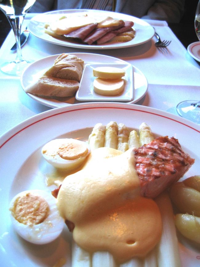 季節のスペシャルメニューとしてあったアスパラガス（ホワイト）料理を二人揃って早速に注文。美味しかった。<br /><br />でも、欲を言えば、折角のフレッシュなアスパラなのですから、アルデンテ？にもう少し歯ごたえも残した方が美味しいと思うのだけれど。（後々に何度か食べたアスパラ料理も含めて夫婦揃っての意見）