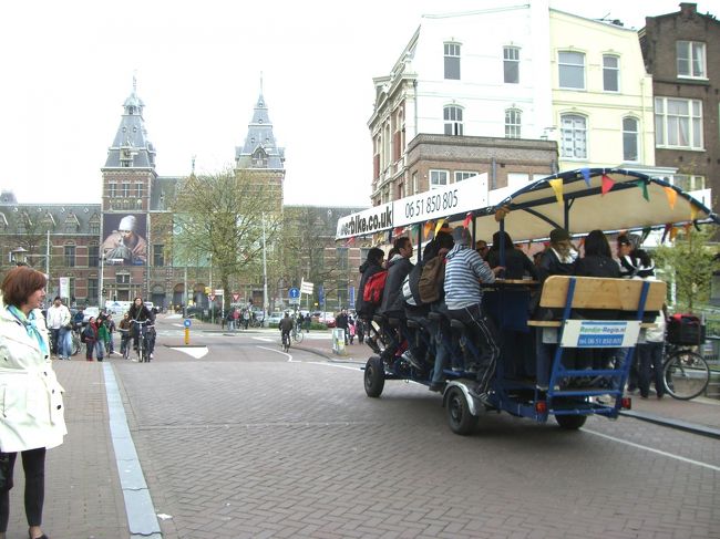 こんなのも走ってます。言うならば「乗り合い自転車」。中にはビール飲みながら宴会気分の人もいます。カープや坂などでは大歓声が上がりノリノリでした。<br />