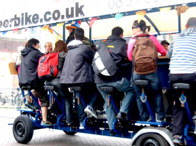 拡大するとこんな感じです。「博多どんたく」並に、結構なスピードで奇声をあげながらカーブを曲がりこなしていきます。<br />