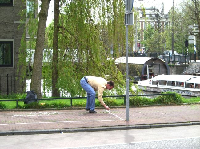 ２日後の４月３０日は女王様の誕生日（祝日）。その日は路上で誰が何を売っても構わないそうで、街中が大変な賑わいになるのだとか。既に目抜き通りの一等地？では場所取りが始まっていました。と言っても、「ここ取ったどぉ！」とチョークで線を引いて名前を書いておくといった程度のことで、何だかホノボノとしています。