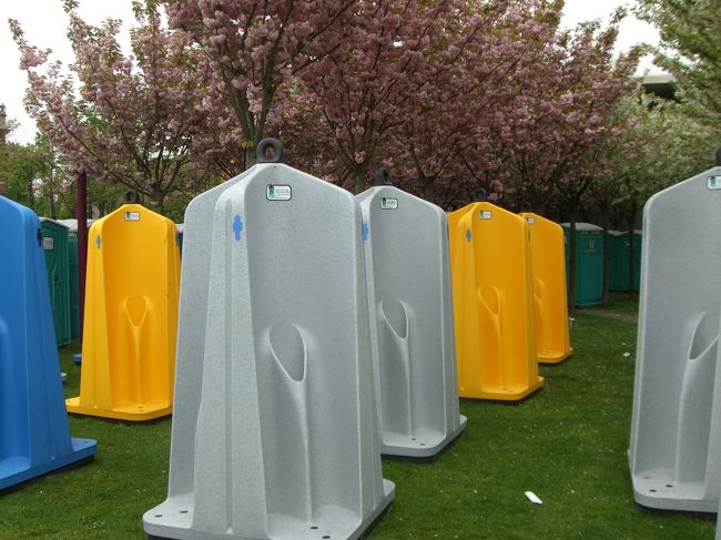 大勢の人出となるそのお祭りのためなのでしょう、男性用の簡易トイレが公園に大量に待機しておりました。これもダッチデザインというのでしょうか、なかなかシャレてます。でも、かなりオープンです。思いっきり開けっぴろげです。<br /><br />話は変わりますが、トイレが林立する後ろのボタン桜が臭う、いや、匂うが如くに綺麗。オランダ・ベルギーの旅を通じて満開のボタン桜をあちこちで見かけました。