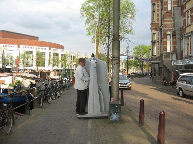 街の中心地で一つを見かけました。日本人には若干抵抗があります。しかも、便器のポジションがオランダ人用ですので、平均的な日本人には背伸びが必須です。背伸びしても届くかどうか際どいです。きっと出も悪いような気がします。<br />