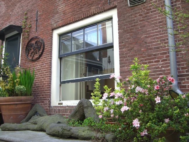 花市の通りから小路に入ったところに一軒のお店が。「おぉ、なかなかシャレた佇まいの店じゃないか、コーヒーでも飲んで一服するか？」と足を向けるが、どうにもヘンな雰囲気。男が裸で横たわるプロンズ像。入口の脇には男同士が接吻するデザインの壁掛け。ム、ム、ム、これは・・・。写真を撮って、そそくさと立ち去りました。<br />