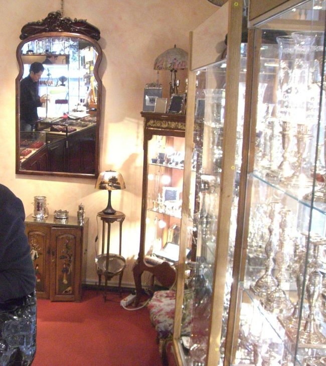 アンティーク通りと言われるニューウェ・スピーゲル通りで、家内はお眼鏡に適うシュガーキャスターを発見。<br />