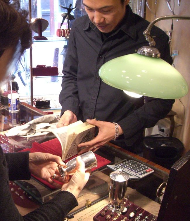 久しぶりに見る家内の真剣なまなざし。店員は品物に刻まれた刻印の意味や体系を懇切丁寧に教えてくれました。<br />