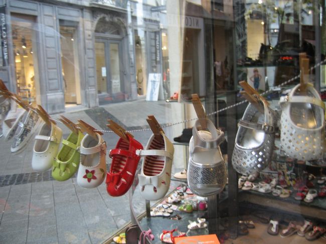 考えてみれば少子化の進む日本では、この種のオシャレな赤ちゃんブティックをとんと見かけなくなったような。当節は味気ない「赤ちゃんデパート」のようですから、赤ちゃん用品は。<br />