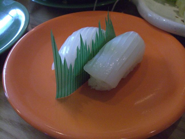 どちらかと言えば回っているのは「巻きモノ」と「ツマミ系」（刺身や点心のようなもの）が中心で、「握り」は板さん？に注文して食べました。<br /><br />これはイカ。細かに包丁も入れてありそれなりの仕事をしています。「オランダ色」のこの皿が幾らの皿だったか記憶にはありませんが、ともかく、ちょっとしたディナー感覚の出費にはなりました。<br />