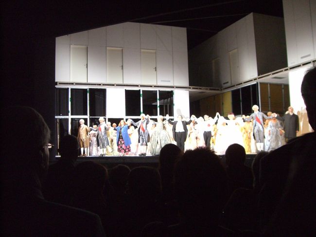 コンセルトヘボウとは折り合いがつきませんでしたが、ミュージックシアターでオペラ「仮面舞踏会」（ヴェルディ作）を楽しみました。チケットは日本からネットで購入。プリントして持参した申し込み記録を、入口近くのチケット売場でチケットに交換してもらいます。こういうことが当たり前になって、本当に便利になりました。<br /><br />１８世紀のボストンの総督府が舞台となっている原作を、現代の企業社会に置き換えたとても斬新な演出。時代設定や人物までもが現代に置き換えられるのはとても珍しい。総督は新興企業の社長、小姓は社長秘書、秘書は社長の片腕（参謀）、女占い師はビルの掃除婦、といった按配。セリフには違和感もあるだろうにとは思うのですが、現代に置き換えても確かにドラマとしては十分に通用してしまうお話。古めかしい時代劇であるよりも、むしろ活きたドラマに仕上がっていたような気がしました。賛否両論あるでしょうが、私はとても感心。面白かった。<br />