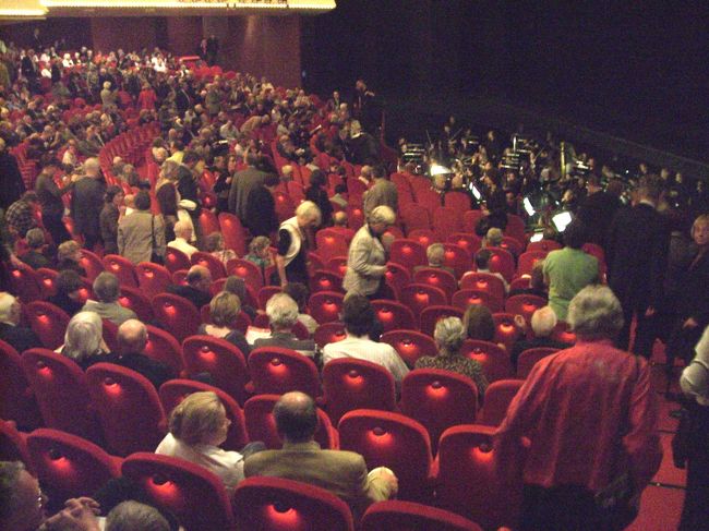 オランダ人たちの巨人ぶりも目の当たりにしました。聞けばオランダ人成人男性の平均身長は１８５ｃｍ、女性は１７５ｃｍなのだとか。でも、観光を通じてそれほどまでには実感は伴いません。思うに、観光客は移民層と接する機会が多いからではないかと勝手に推察しています。<br /><br />ところが、オペラの会場に集った人たちのそのデカイこと。この種の会場に足を運ぶ人たちは、相対的にアッパーミドル層が多いでしょうし、おのずとオランダ社会のコアの人たち、つまりは、純粋な？オランダ人の比率が高いのではないでしょうか。男も女もともかくデカイ。実を言うと私は１８４ｃｍで、日本では巨漢で通っています。そんな私が人ごみに埋もれ、生まれて初めて平均以下の安息感（？）を感じることが出来ました。<br /><br />デカイのは観客ばかりではありません。オランダの歌い手たちのデカイこと。主役級は外国からの招聘歌手ですが、脇役は地元中心かと。辛いのは招聘されるままにノコノコやってきたテノール（主役・社長役）。声は良いのですが、この人がまた不幸なことに根っから小さい。相対的にどうしても「池乃めだか」に見えてしまう。歩行するに限界ほどのシークレットシューズで精一杯頑張ってはくれたものの、ジャイアンツとの格差はとてもカバーできたものではない。きっとこのテノール歌手は「二度とオランダなんかで歌うもんか！」と心に誓ったに違いありません。<br />