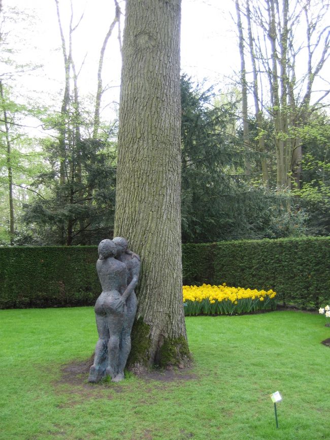 なかなかいい感じの彫像があちらこちらに点在しています。