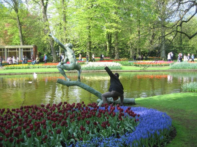 気分爽快。日頃は苦虫かみつぶしたような顔をしている私でさえ、彫像に誘われ思わずこんなことをしてみたくなります。<br />