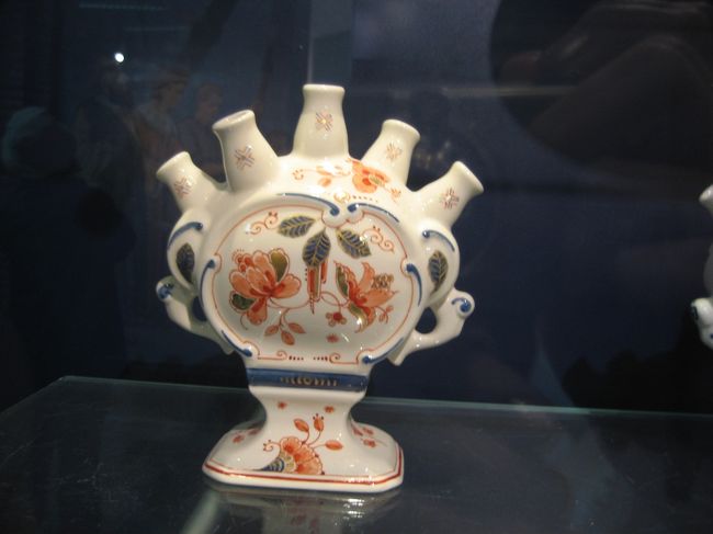 チューリップの五輪挿し？渋い色合いが綺麗。渋くていいなあと思うものは、とてもお高い。<br /><br />