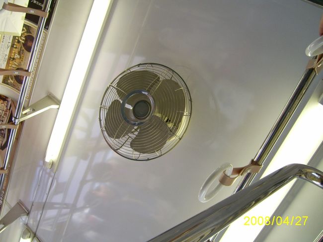 京成線特急のレトロな扇風機。