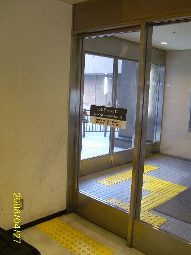 成田見学デッキの不思議な自動ドア。<br />センサーが見当たりません。