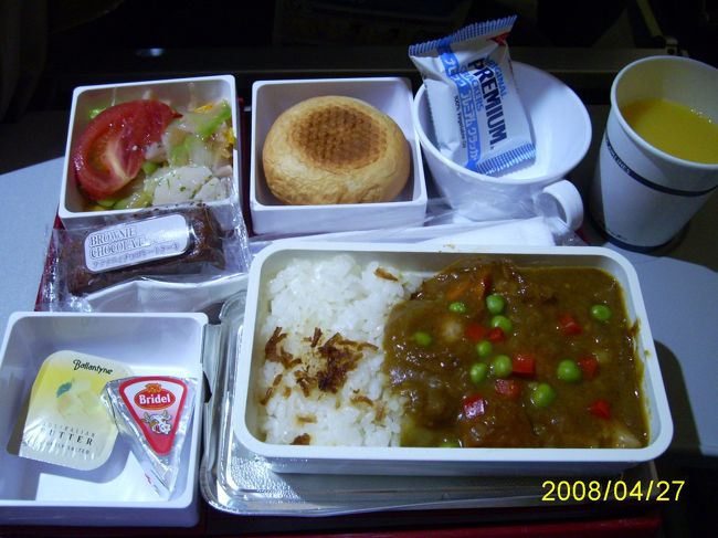 中華航空夜食。<br />GWだけど往復4万円でした。<br />帰りはホノルル行きのチャーター便だった。