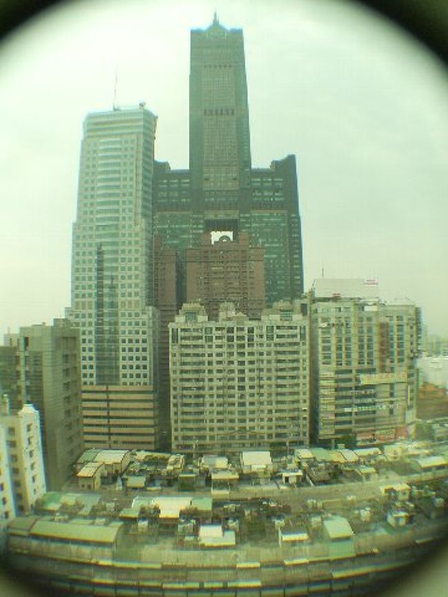 ショッピングセンターMEGAから臨む。<br />80階建て・高層マンション・貧民窟。<br />