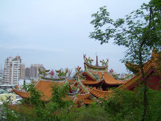 高雄の廟の屋根ってシンプルだよね。<br />小琉球と比べると。