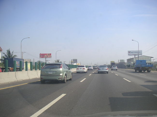 この車間距離で自足100kmオーバーですよ。<br />ちなみにここは2kmの直線で上空障害物がない臨時滑走路区間。