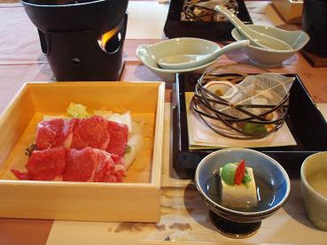 夕食の時間になりました♪<br /><br />お刺身・お吸い物など出てきて・・・