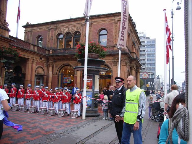 マラソンランナーを応援する鼓笛隊
