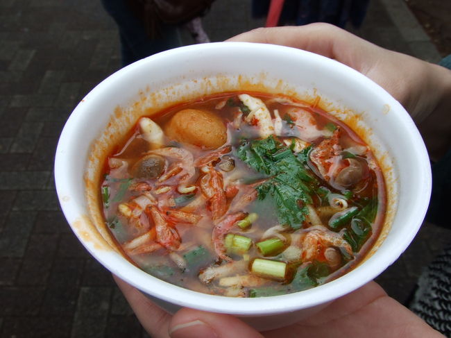 トムヤムクンラーメン。<br />ちょっとピリ辛ですっぱいけど、<br />寒い日にはあったまって<br />ちょうど良かったです☆