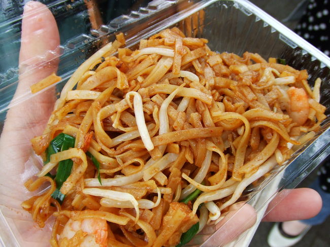 米麺のヤキソバです。<br />具もたくさん入ってて、<br />これまたちょっとピリ辛で<br />おいしかったっす♪