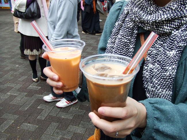 左がタピオカミルクティで、<br />右がタピオカコーヒーです。<br />二つともめっちゃ甘かった！！