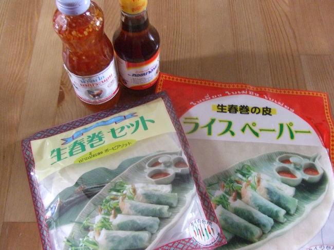 おみやげに、ライスペーパーと<br />スイートチリソースと、ナンプラー。