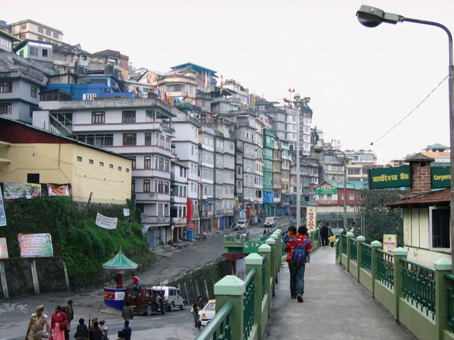 ＜ガントク　Gangtok＞<br />シッキム州の州都です。急峻な尾根の斜面に、ビルが張り付くように建っています。箱根の強羅などに、もっとびっちりと建物が建っている様をイメージするといいかもしれません。したがって、荷物を持って移動することは極力避けたほうがいいです。「地球の歩き方」等の地図は、この急斜面があるため、慣れるまで感覚的に掴みにくいと思います。慣れると居心地のいい町だと思うようになりました。MG Marg.という中心街は整備された歩行者天国になっており、ジープスタンドも近いのでとても便利です。ただし、オンシーズンということもあって、宿はどこも高めでした。