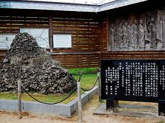 雨が降り出した中、出雲大社に向かいました。

本当はこういうパワースポットって、ちゃんと参道からまっすぐ順序よく参拝するのが良いらしいのですが、駐車場が横にあり、参道の入口ははるか遠いし、雨も降っているし、というわけで横の方から入ります…。

駐車場の横に「さざれ石」。
君が代に出てくる、さざれ石です。
こんな石なんですね。
長年の間に溶解した石灰石が小石を集結して大きく成長したものなんだそうです。

「君が代は千代に八千代に、さざれ石の巌となりて…」
さざれ石が大きな岩になるほどの長い年月、って意味なんですねー。初めて知りました。