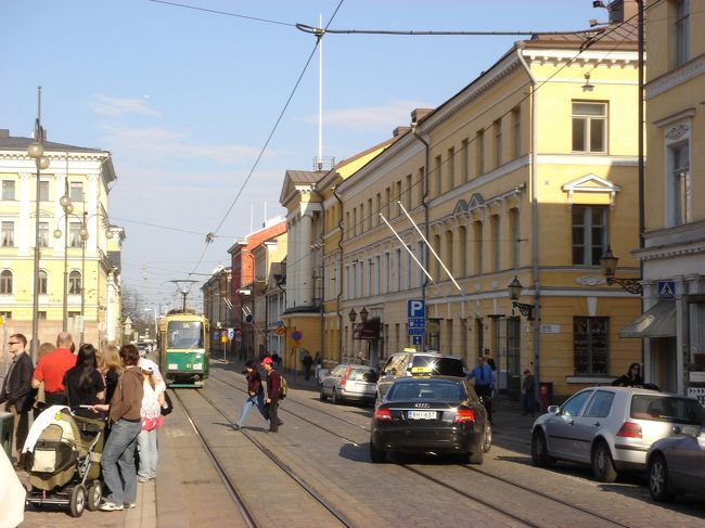 マーケット広場に行くにはヘルシンキ大聖堂が見えたらこの場所で降ります。写真の黒のアウディの前のところを右に曲がると正面船着場が見えてきます