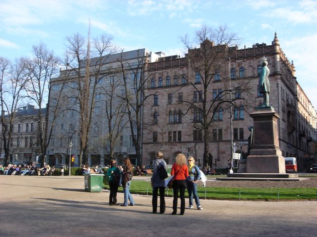 エスプラナーディEsplanadi　の公園です。昼間この公園通りでみなさんカフェに入ったり公園の芝生で休んでおります。ヘルシンキの一番の中心地