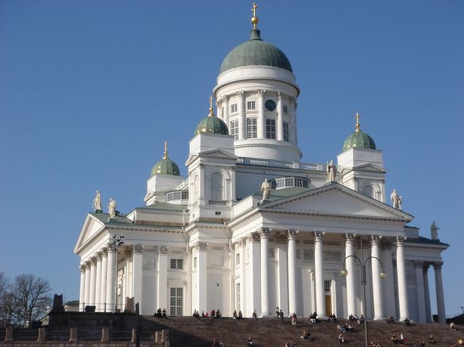 ヘルシンキ大聖堂 Tuomiokirkko<br />１８５２年に完成した白亜の外観。もとはロシア皇帝ニコライ１世の名にちなみニコライ教会と呼ばれていました。<br />現在でもこの大聖堂は使用されております。