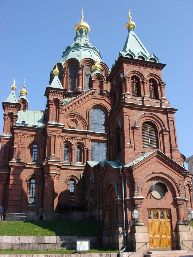 ウスペンスキ寺院　Uspenskin katedraali<br />北欧最大のロシア正教の教会で1868年に完成し、スラブ.ビザンチン様式の建物です。私が日曜日の午前中11時頃行き中に入ってみたら、ちょうど礼拝中でした。教会の牧師や合唱団の方がアカペラでミサ曲を歌っておりました。反響音も凄くまじかで生演奏聞いて感動しました。