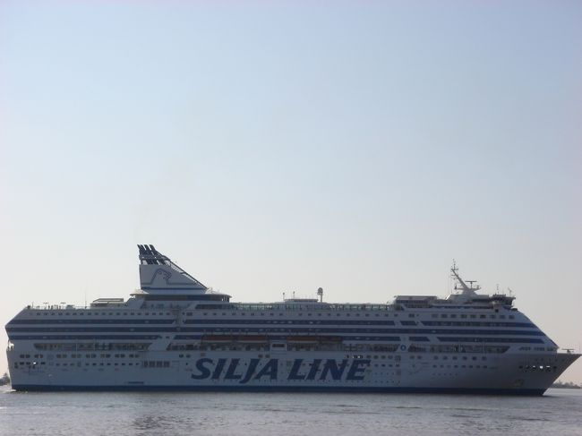 ストックホルムからヘルシンキ間を夜クルーズするシリアラインの船です。ちょうど朝９時ヘルシンキの船着場に接岸するところです。