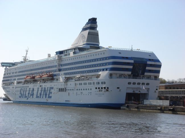 シリアラインの接岸風景です。<br />目の前で見るとホテルが動いているみたいです。<br />ただ飛鳥2とかクイーンエリザベス2よりは小さいです。　