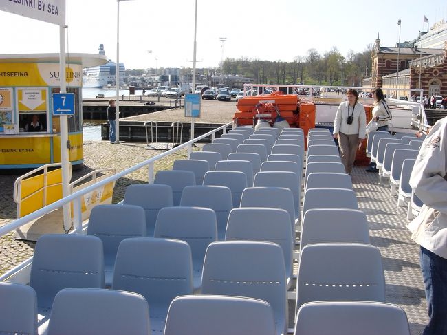 私が乗船した船の展望座席ですが、１時間以上ここにいたため、ついに風邪引きました。海風がもろに顔や首に当たるので防寒服は必須です。初めここの席満席でしたが３０分したら半分、１時間で７割以上の人が寒くて下の階の席に移動しました。それでも私はめげずに最後までいた為、風邪を引き帰国して２週間しても未だ治らずです。