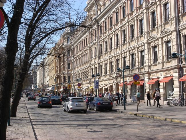 エスプラナーディEsplanadi　の公園の道路の反対側。<br />こちらはお店やレストランが通りに連なっております。